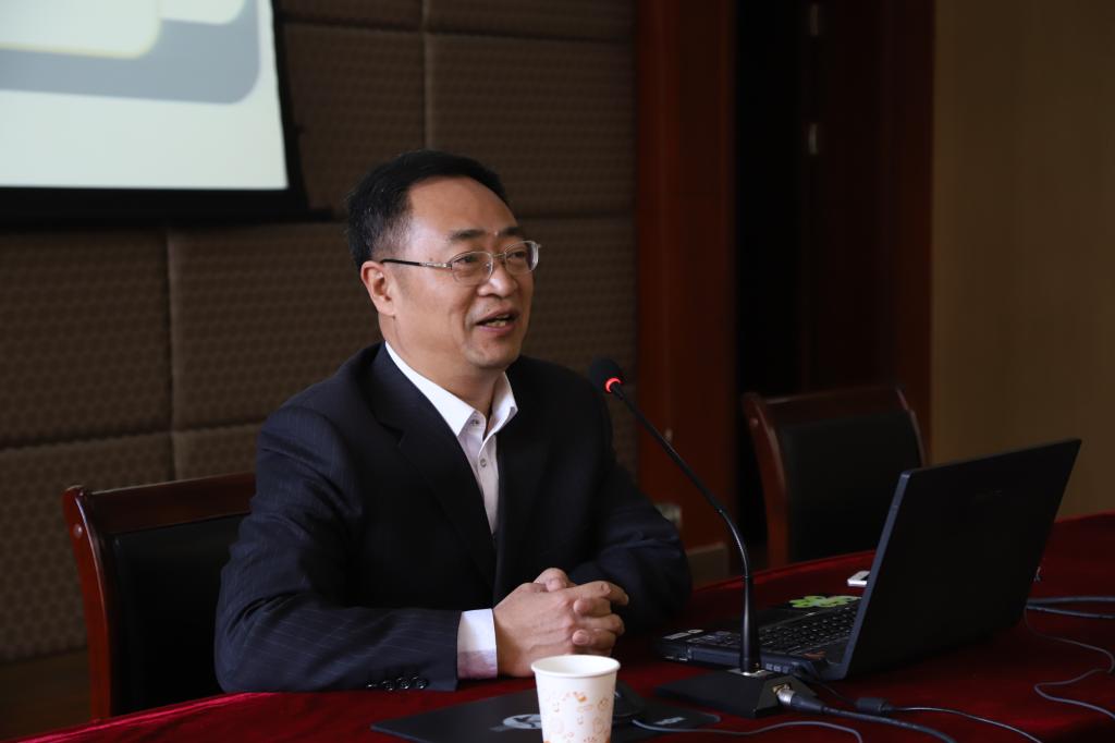 攀枝花纪检监察学院特聘教授、市档案馆副局长曹修源作第一讲